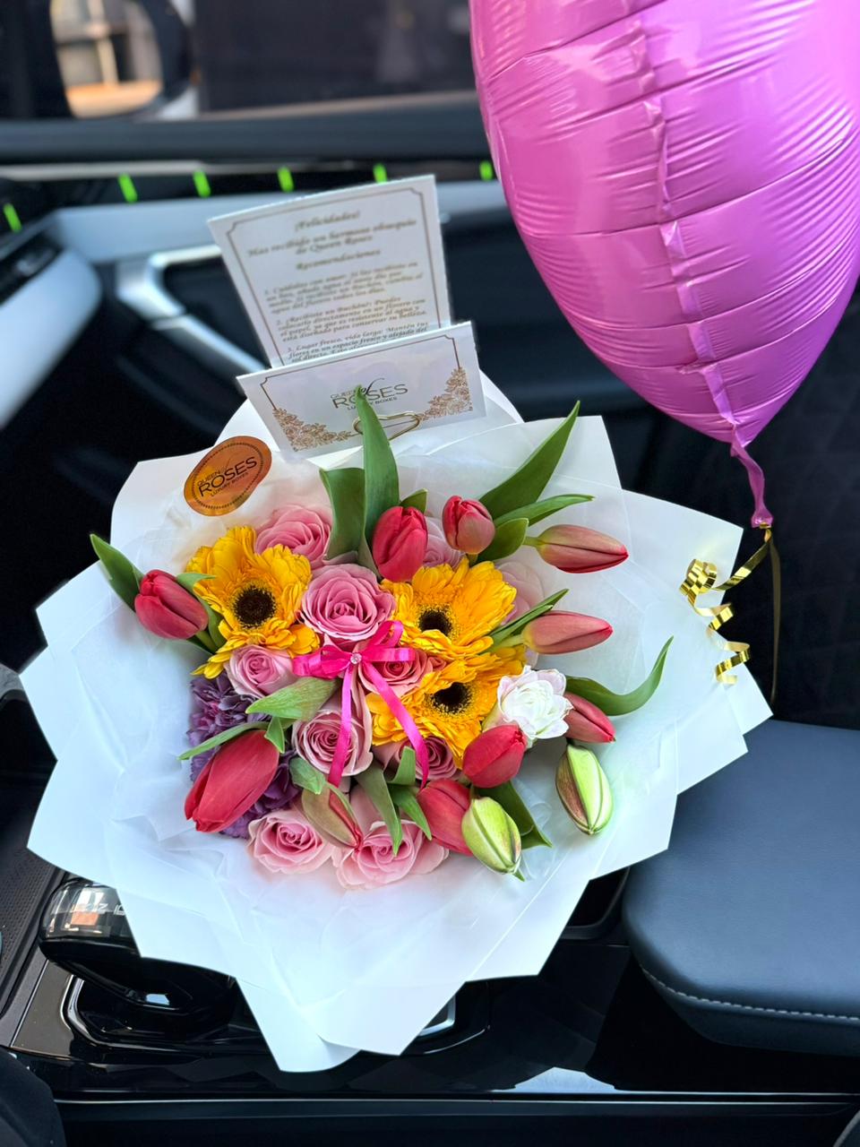 Buchón mixto 10 tulipanes, gerberas, rosas y 1 globo con helio