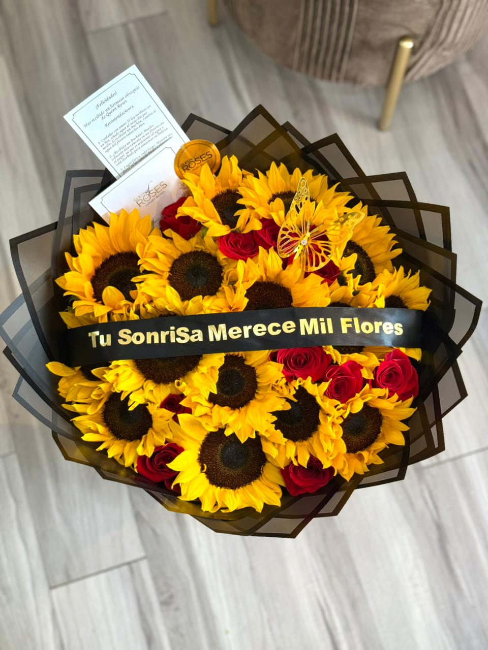 Buchón de 12 girasoles, 12 rosas y cinta personalizada