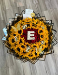 Buchón de 25 rosas, girasoles y letra en nubes