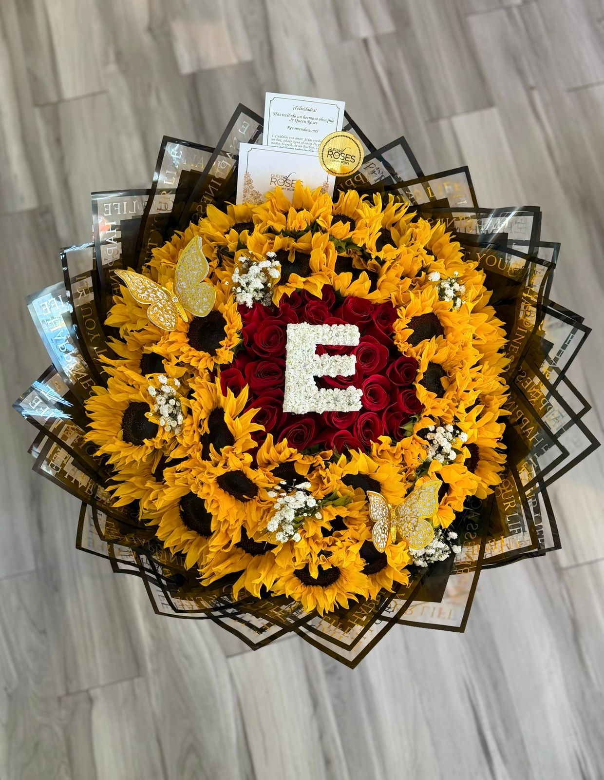 Buchón de 25 rosas, girasoles y letra en nubes